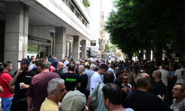 «Ταφόπλακα το Ψηφιακό Πελατολόγιο» – Διαμαρτύρονται οι ιδιοκτήτες συνεργείων έξω από το υπουργείο Οικονομικών