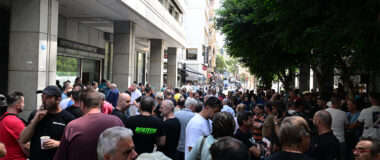«Ταφόπλακα το Ψηφιακό Πελατολόγιο» – Διαμαρτύρονται οι ιδιοκτήτες συνεργείων έξω από το υπουργείο Οικονομικών
