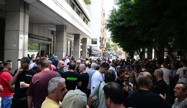 «Ταφόπλακα το Ψηφιακό Πελατολόγιο» – Διαμαρτύρονται οι ιδιοκτήτες συνεργείων έξω από το υπουργείο Οικονομικών