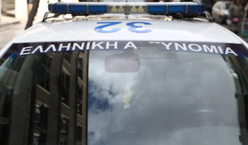Συναγερμός στον Χολαργό: Άνδρας πέταξε μολότοφ, ταμπουρώθηκε στο σπίτι του και απειλεί με βαλλίστρα τους αστυνομικούς – Ένας τραυματίας