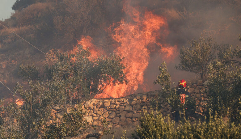 Νέος συναγερμός από τη φωτιά στην Ιεράπετρα για αναζωπυρώσεις – Μήνυμα του 112