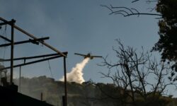 Μαίνεται η φωτιά στην Ραφήνα – Κάηκαν σπίτια – ‘Εχει κατεύθυνση προς τα Σπάτα