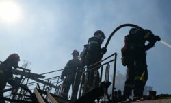 Σε ύφεση η φωτιά σε χαμηλή βλάστηση στη Ραφήνα