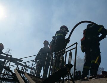 Σε ύφεση η φωτιά σε χαμηλή βλάστηση στη Ραφήνα