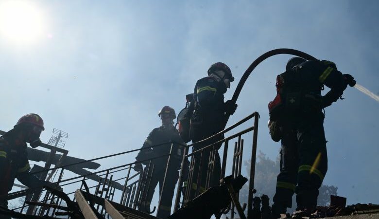 Σε ύφεση η φωτιά σε χαμηλή βλάστηση στη Ραφήνα