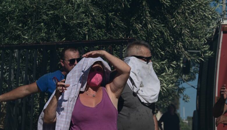 Σε 57 απεγκλωβισμούς προχώρησε η ΕΛ.ΑΣ στην φωτιά στην Ραφήνα