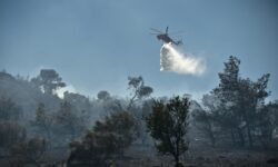 Μεγάλη φωτιά στο Κορωπί: Ήχησε το 112, εκκενώνονται τρεις οικισμοί – Δείτε βίντεο