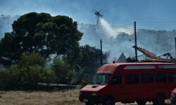 Καλύτερη η εικόνα της φωτιάς στο Κορωπί – Οι φλόγες πέρασαν μέσα από κατοικημένες περιοχές
