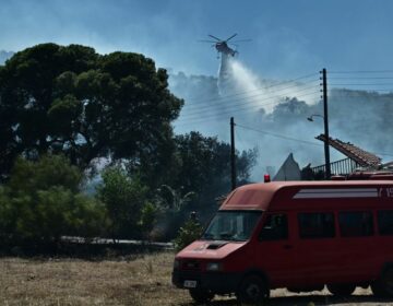 Καλύτερη η εικόνα της φωτιάς στο Κορωπί – Οι φλόγες πέρασαν μέσα από κατοικημένες περιοχές