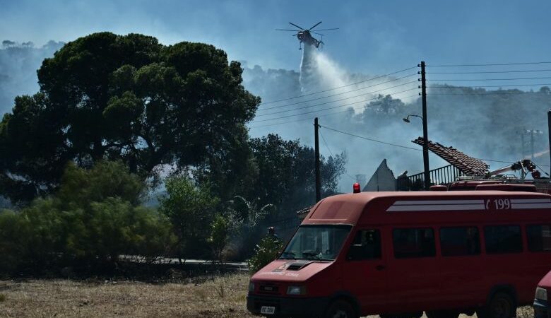 Σε ύφεση η φωτιά στο Κορωπί – Οι φλόγες πέρασαν μέσα από κατοικημένες περιοχές