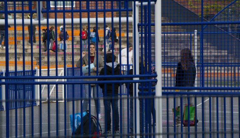H απαγόρευση των κινητών τηλεφώνων στα σχολεία βελτίωσε τη συγκέντρωση των μαθητών