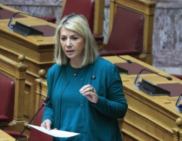 Συνελήφθη δημοσιογράφος που φέρεται να εκβίαζε την υφυπουργό, Ζέττα Μακρή