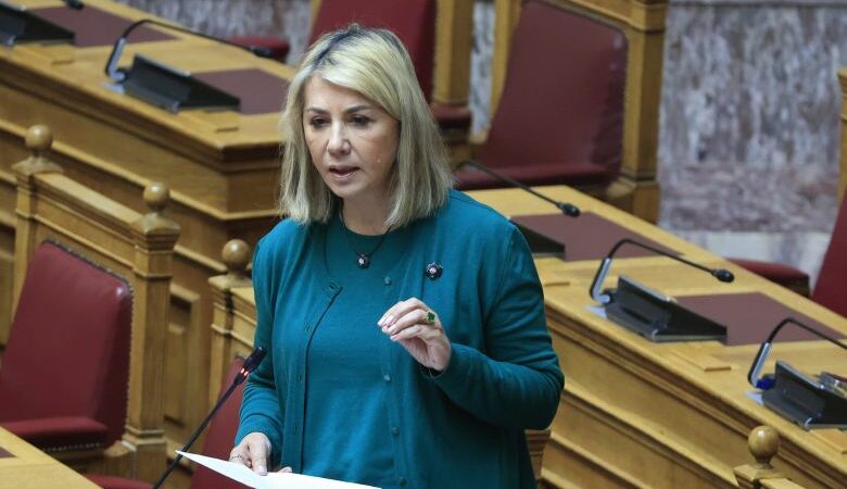 Συνελήφθη δημοσιογράφος που φέρεται να εκβίαζε την υφυπουργό, Ζέττα Μακρή