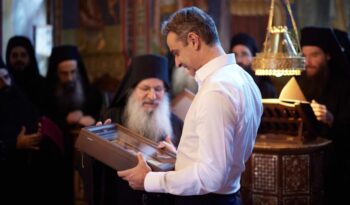 Ο πρωθυπουργός στο Άγιο Όρος: Τρισάγιο για τους γονείς του και τον Παύλο Μπακογιάννη στη Μονή Σίμωνος Πέτρας