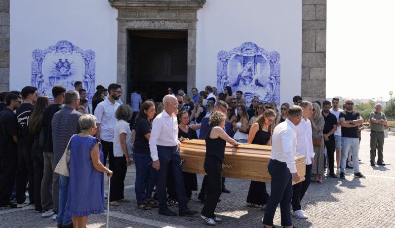 Θλίψη και κλάματα στην κηδεία του Ντιόγκο Ζότα και του αδερφού του