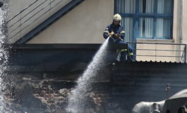 Θεσσαλονίκη: Φωτιά σε κατάστημα στο Καπάνι – Καλύτερη η κατάσταση, στο νοσοκομείο προληπτικά τρεις πυροσβέστες