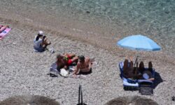 Καιρός: Ηλιοφάνεια και υψηλές θερμοκρασίες στις περισσότερες περιοχές της χώρας – Ξεκινάει από σήμερα ο καύσωνας