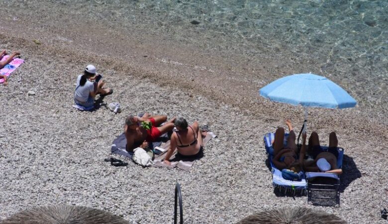 Καιρός: Ηλιοφάνεια και υψηλές θερμοκρασίες στις περισσότερες περιοχές της χώρας – Ξεκινάει από σήμερα ο καύσωνας