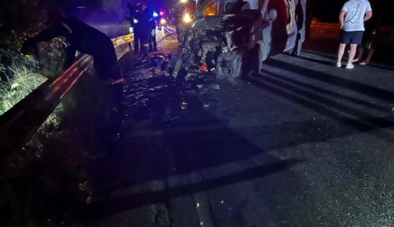 Τρομακτικό δυστύχημα στο Αγρίνιο: Αυτοκίνητο συγκρούστηκε μετωπικά με βαν – Απανθρακώθηκε ένας 21χρονος