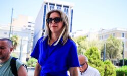 Η Μαρία Καρυστιανού κατέθεσε 1,3 εκατ. υπογραφές για την κατάργηση της ασυλίας των πολιτικών