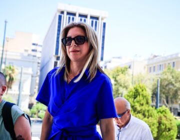 Η Μαρία Καρυστιανού κατέθεσε 1,3 εκατ. υπογραφές για την κατάργηση της ασυλίας των πολιτικών