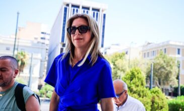 Η Μαρία Καρυστιανού κατέθεσε 1,3 εκατ. υπογραφές για την κατάργηση της ασυλίας των πολιτικών