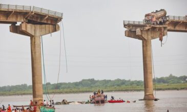 Εννέα νεκροί από την κατάρρευση γέφυρας στο κρατίδιο Γκουτζαράτ της Ινδίας