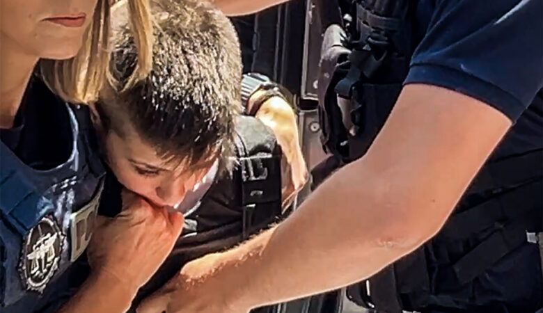 «Φόνισσα» φώναζε το πλήθος για την Ειρήνη Μουρτζούκου έξω από τα δικαστήρια της Πάτρας – Την Κυριακή απολογείται η 25χρονη