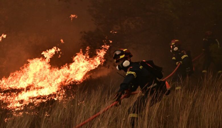 Ξέσπασε φωτιά στον Ωρωπό – Επιχειρούν 21 εναέρια πυροσβεστικά – Μήνυμα του 112