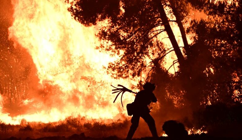 Νύχτα «κόλασης» στον Ωρωπό – «Η φωτιά είναι κοντά στον οικισμό Ασπροχωρίου», είπε ο δήμαρχος