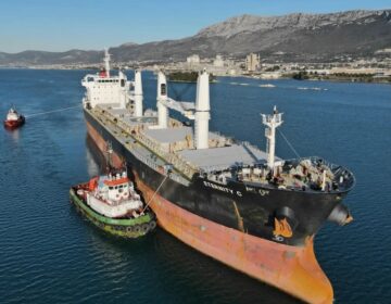 Δύο άνδρες της ιδιωτικής ασφάλειας διασώθηκαν από το ναυάγιο του πλοίου Eternity C που χτυπήθηκε από τους Χούθι στην Ερυθρά Θάλασσα