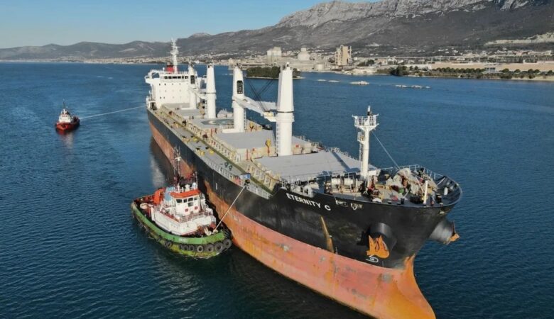 Δύο άνδρες της ιδιωτικής ασφάλειας διασώθηκαν από το ναυάγιο του πλοίου Eternity C που χτυπήθηκε από τους Χούθι στην Ερυθρά Θάλασσα