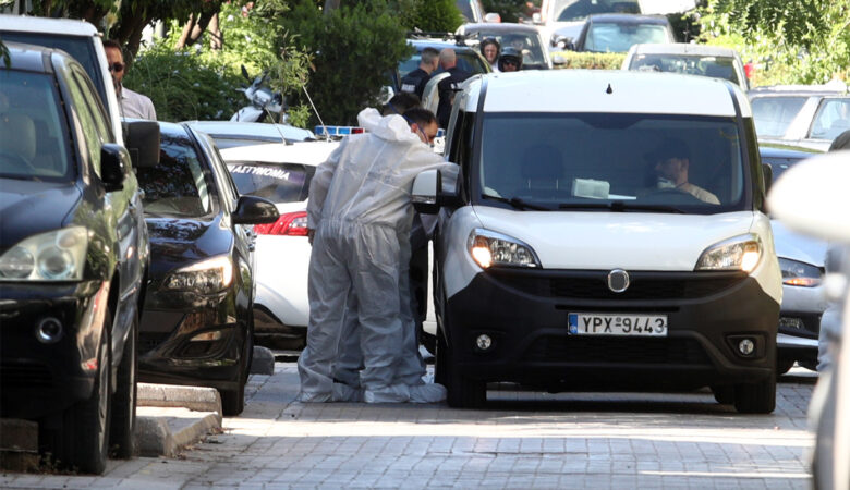 Εντείνονται οι έρευνες της Αντιτρομοκρατικής για τη βόμβα στο σπίτι του Γιάννη Πρετεντέρη