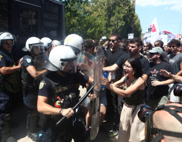 Διαμαρτυρία φοιτητών έξω από τη Σύνοδο των Πρυτάνεων στην Ανάβυσσο