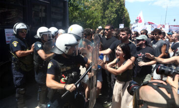 Διαμαρτυρία φοιτητών έξω από τη Σύνοδο των Πρυτάνεων στην Ανάβυσσο