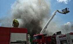 Καίγεται εργοστάσιο στην Αυλίδα: Έκτακτα μέτρα από την Περιφέρεια Στερεάς Ελλάδας για τους τοξικούς καπνούς
