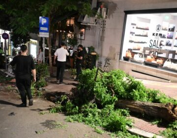 Σοκ στο Κολωνάκι: Αυτοκίνητο έπεσε πάνω σε εστιατόριο –  Στους 12 οι τραυματίες