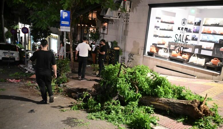 Σοκ στο Κολωνάκι: Αυτοκίνητο έπεσε πάνω σε εστιατόριο –  Στους 12 οι τραυματίες