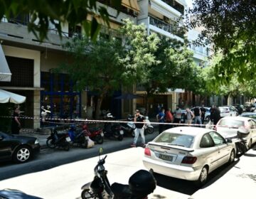 Πυροβολισμοί σε καφετέρια στον Κολωνό: Δεν διατρέχουν κίνδυνο οι ζωές των τραυματιών