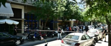 Πυροβολισμοί σε καφετέρια στον Κολωνό: Δεν διατρέχουν κίνδυνο οι ζωές των τραυματιών