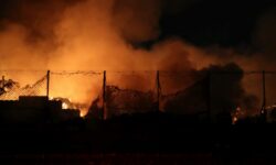 Σε ύφεση η φωτιά σε επιχείρηση ανακύκλωσης στη Σίνδο