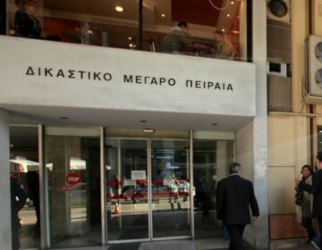 Προπηλακίστηκε δικαστής από Ρομά έξω από τα δικαστήρια του Πειραιά