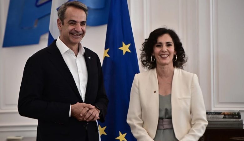 Συνάντηση Μητσοτάκη με την Ευρωπαία επίτροπο Διαχείρισης Κρίσεων: Κορυφαία προτεραιότητά μας η ενίσχυση της πολιτικής προστασίας και του μηχανισμού ετοιμότητας