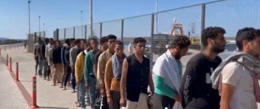 Στο λιμάνι του Λαυρίου κατέπλευσε πλοίο του Λιμενικού, μεταφέροντας 247 μετανάστες από την Κρήτη