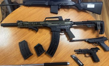 Επιχείρηση της ΕΛ.ΑΣ. στη Δυτική Αττική – Τρεις συλλήψεις για όπλα και κοκαΐνη