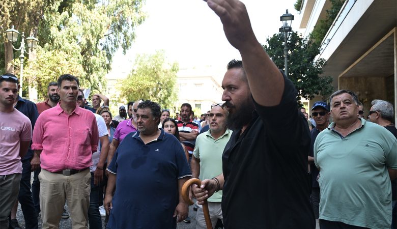 Έξω από το Μαξίμου συγκεντρώθηκαν κτηνοτρόφοι – Ζήτησαν συνάντηση με τον πρωθυπουργό