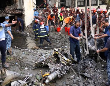 Συντριβή στρατιωτικού αεροσκάφους σε σχολείο στο Μπανγκλαντές: Τουλάχιστον 27 νεκροί, ανάμεσά τους 25 μαθητές