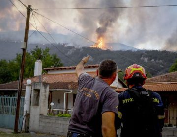 Αναζωπύρωση της φωτιάς στον Φενεό Κορινθίας – Μήνυμα του 112 για απομάκρυνση των κατοίκων από Μάτι, Αχλαδέα και Αμυγδαλέα