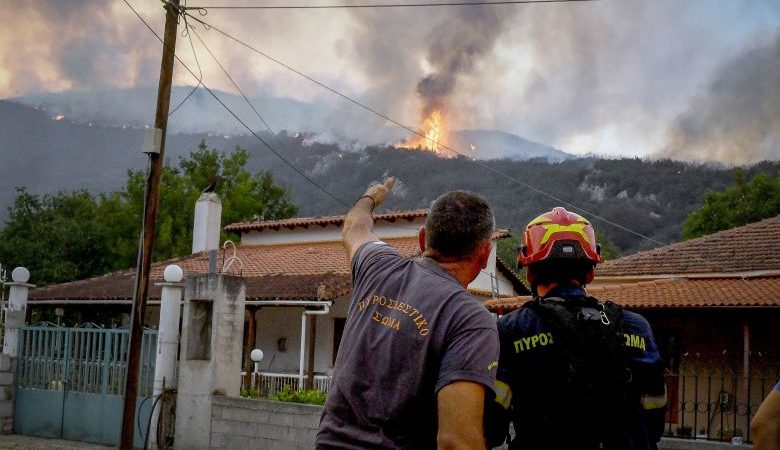 Αναζωπύρωση της φωτιάς στον Φενεό Κορινθίας – Μήνυμα του 112 για απομάκρυνση των κατοίκων από Μάτι, Αχλαδέα και Αμυγδαλέα