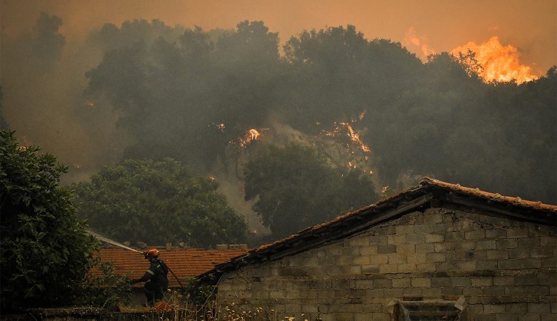 Περιορισμένη αναζωπύρωση της φωτιάς στον Φενεό Κορινθίας